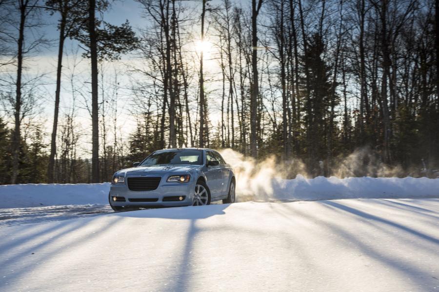 Chrysler 300C Glacier Edition 2013 года  (фото 15 из 31)